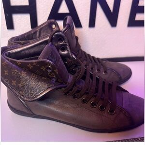Louis Vuitton Monogram "Brea" Sneakers - Brown
Leather & Canvas size 8 - 38